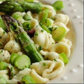 Ensalada de espárragos y orechiette