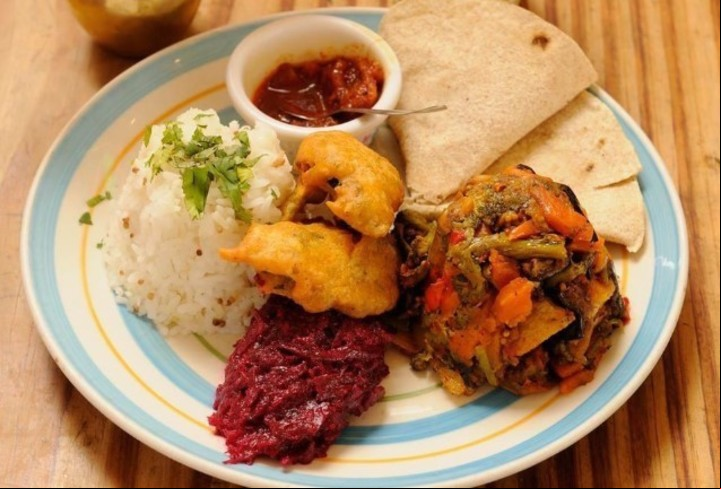 Krishna ofrece platos orientales de la gastronomía Hindú.