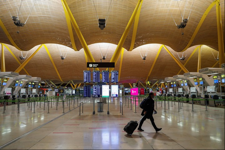 El aeropuerto de Barajas, en Madrid, desierto, en medio de la pandemia. Foto EFE/ Emilio Naranjo