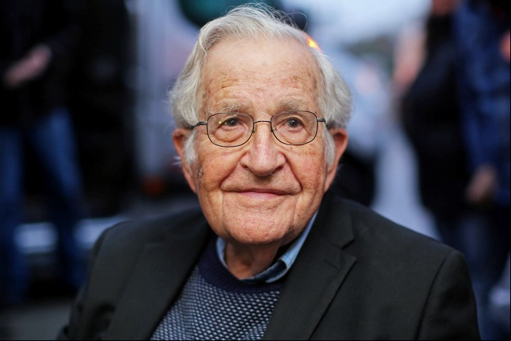 Noam Chomsky dedicó gran parte de su vida a cuestionar las estructuras de poder que dominan nuestras sociedades. (Photo by Heuler Andrey / AFP)