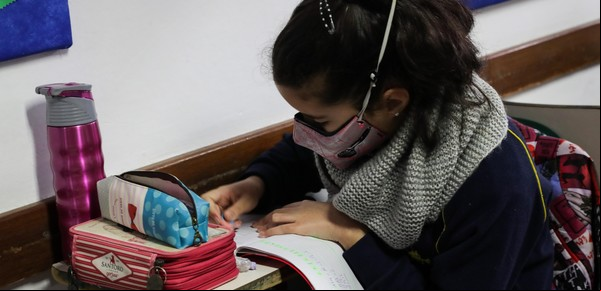 Descubren un efecto inesperado de la pandemia de Covid en el cerebro de las adolescentes