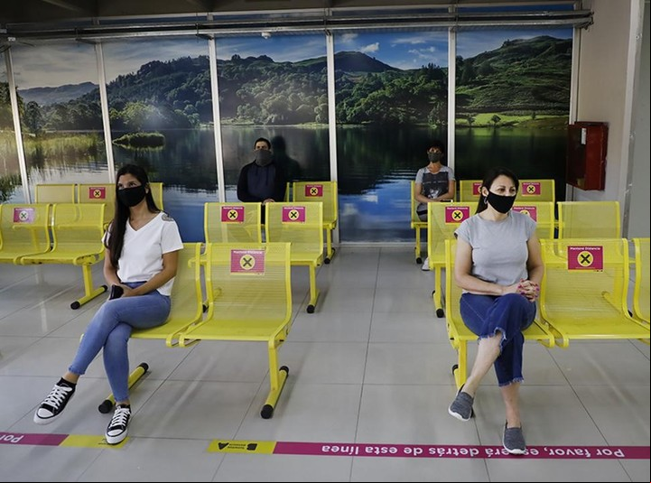 La extensión se otorga en parte para evitar la aglomeración de personas en las oficinas donde se tramitan las renovaciones. Foto: Archivo.