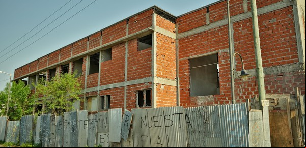 A los gritos, vecinos de Virreyes evitaron que robaran en dos escuelas