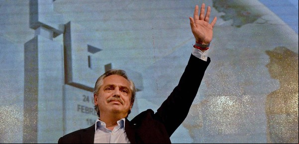 En una mala hora, Alberto Fernández encontró aire en el PJ y la calle