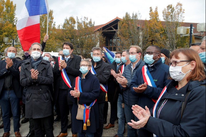 Laurent Brosse, alcalde de Conflans-Sainte-Honorine, donde ocurrió el ataque del viernes, y otras autoridades, en un homenaje, este sábado, al profesor asesinado. Foto: AP