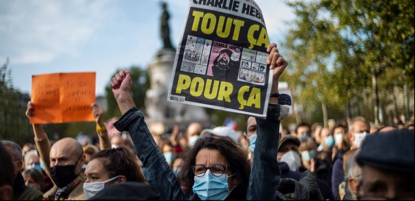 Charlie Hebdo caricaturiza al guía supremo iraní a 8 años del atentado contra la revista
