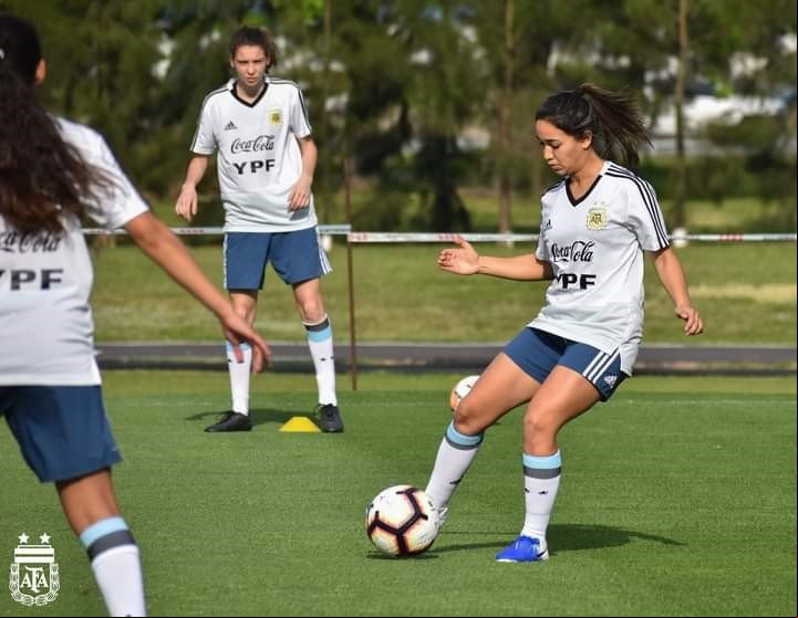Pegada. Belén juega de lateral y busca ganarse un lugar para el Sudamericano venidero.