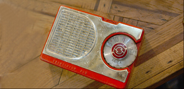 Una radio debajo de la almohada