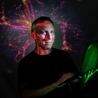 Javier Tiffenberg, el argentino que ganó el Oscar de las ciencias por investigar el lado oscuro del Universo