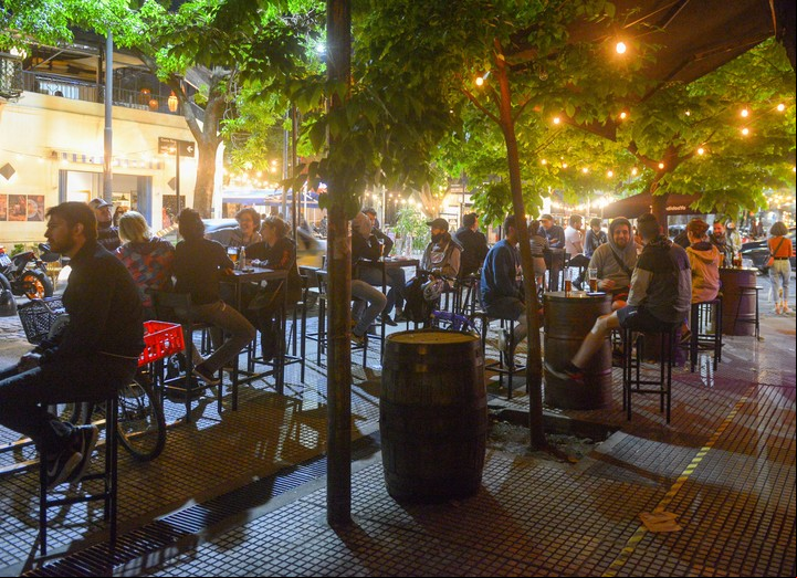 Una plaza porteña de noche, Foto: Rafael Mario Quinteros