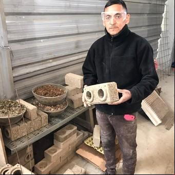 Inventó ladrillos de cartón para poder terminar su casa y ahora los usan en edificios públicos