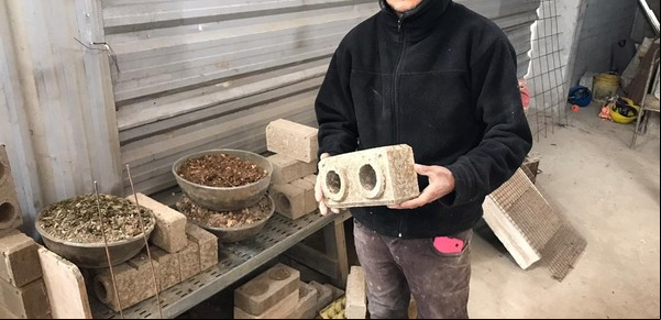 Inventó ladrillos de cartón para poder terminar su casa y ahora los usan en edificios públicos