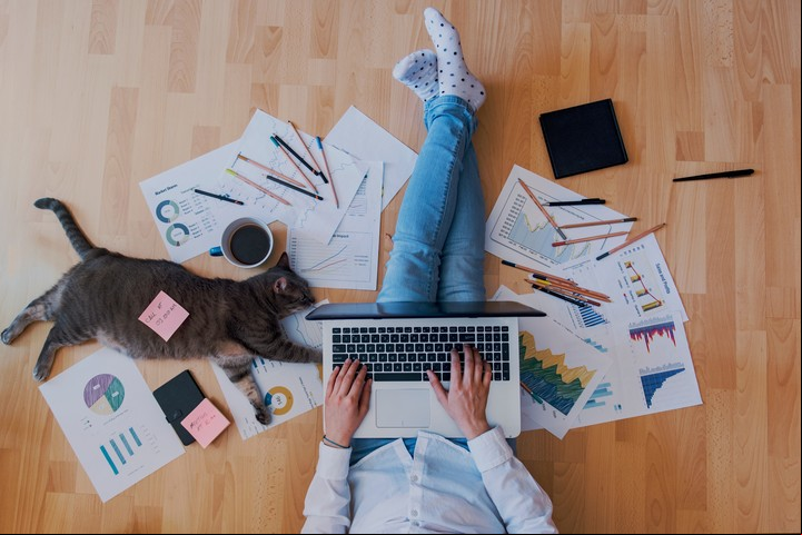 En Latinoamérica, cada vez más gente aspira a trabajar freelance para EE.UU. y Europa, cobrando en dólares, euros o crypto. Foto: Shutterstock.