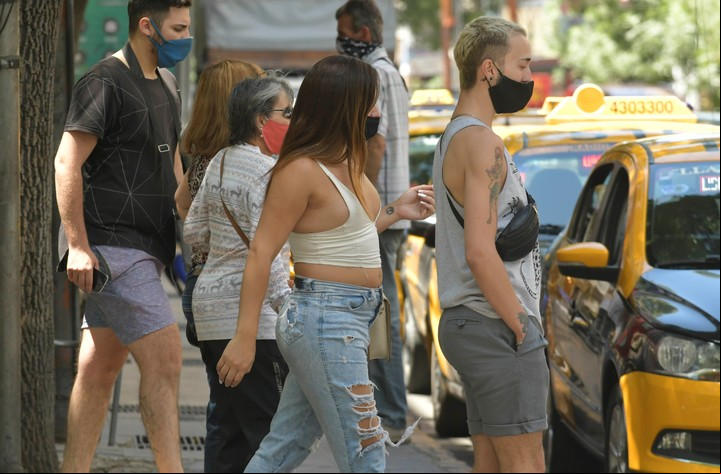 El distanciamiento social, uso obligatorio de barbijo o tapaboca en Mendoza. Foto: Orlando Pelichotti