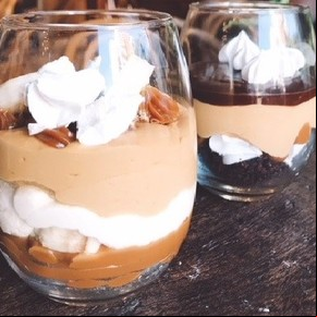 Copa de mousse de dulce de leche y merengue