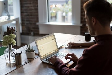 Trabajar en casa y cobrar en dólares: las 10 plataformas para conseguir empleos y "changas" en el exterior