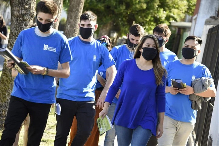 Recorrida. La concejal Jiménez Coronel junto a su equipo anuncia en los barrios la llegada del Plan Maestro de Arbolado Público.