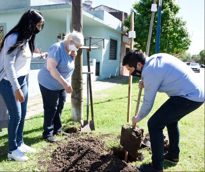 En acción. Nardini participó de la primera jornada de plantado de árboles.
