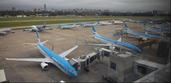 El Gobierno le quita a Aerolíneas Argentinas la exclusividad de pernocte en Aeroparque: otras compañías podrán dejar sus aviones de noche