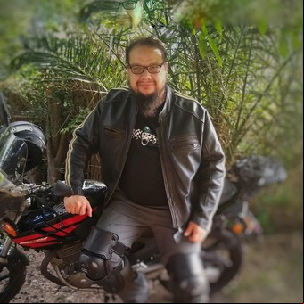 Motoquero y youtuber: aconseja cómo recorrer las rutas argentinas y muestra secretos de los pueblos