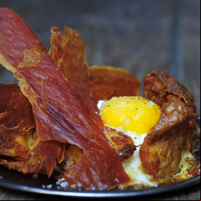 Papas rotas, jamón y huevo