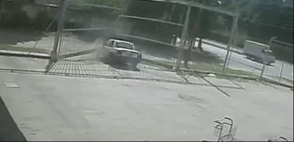 Video: robaba con un inhibidor de señal, lo descubrieron y tiró abajo un portón para escapar