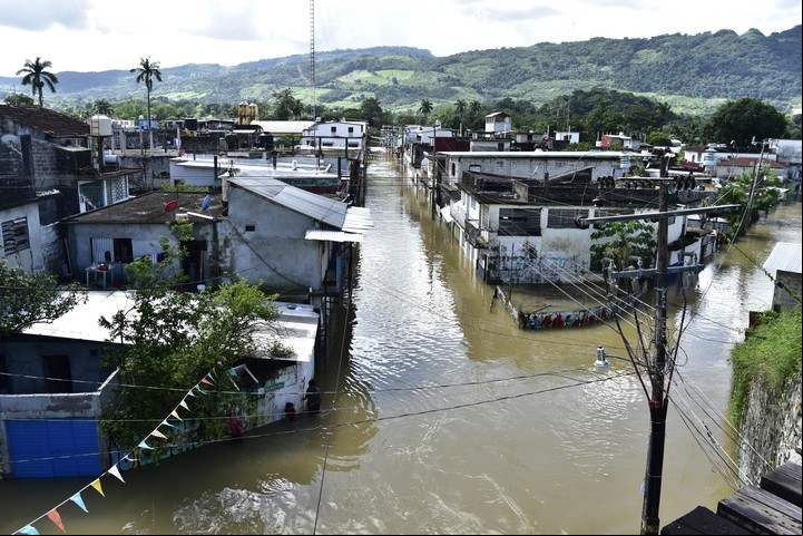 Desborde del río Tulija que provocó
inundaciones en la población de Salto de Agua, en el estado Chiapas (México). EFE/Jaime Avalos