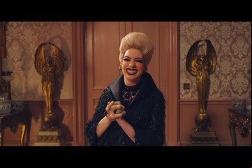 Las críticas a la película de Anne Hathaway ponen en debate la representación del mal
