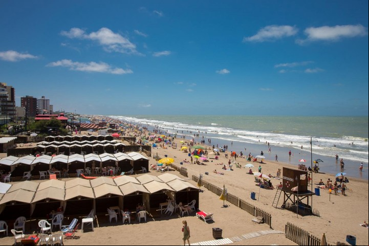 Turistas disfrutando de la playa. Foto Turismo Villa Gesell