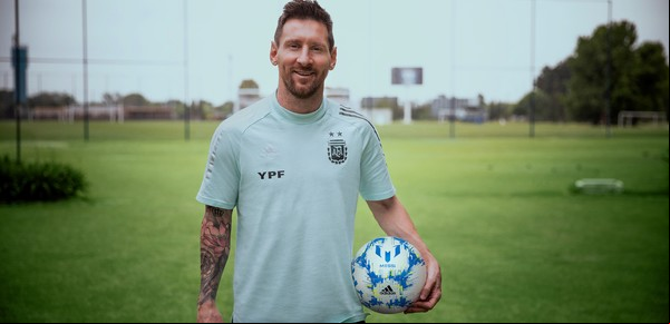Messi es la imagen de la nueva pelota de fútbol de YPF