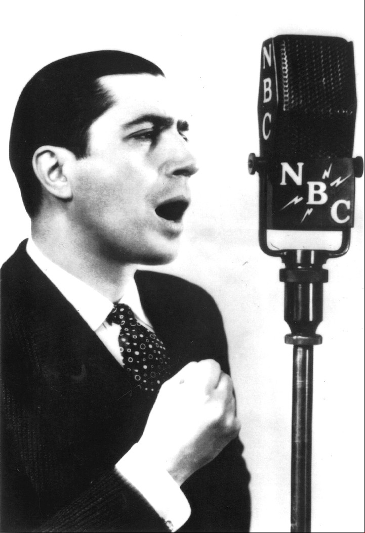 Gardel murió en el mejor momento de su carrera. Tenía 44 años y planes para filmar dos películas y grabar discos en inglés. Foto: Archivo C,larín.