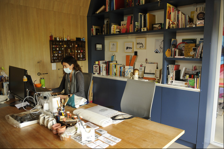 Tras la cuarentena, muchos siguen trabajando en sus hogares. Otros, ya van algunos días a la oficina de su empresa o a espacios de coworking. Foto Fernando de la Orden