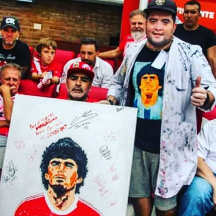 Cristian Landi pintando a Maradona en vivo.