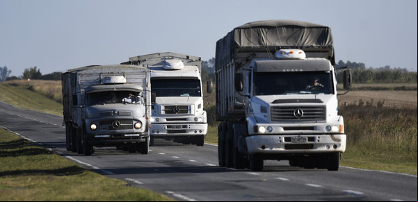 Aluvión de camiones en los puertos de Rosario: multarán a los camioneros sin turno