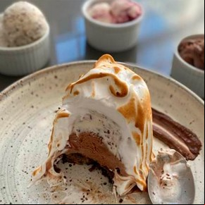 Postre helado con merengue