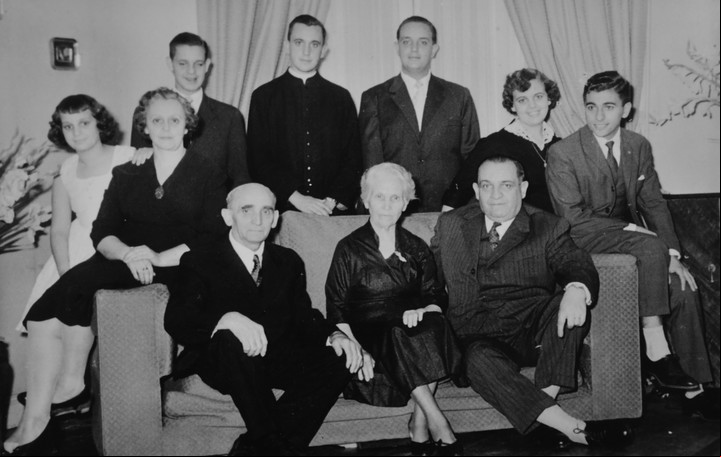 Foto de la familia Bergoglio, con Jorge Mario ya ordenado sacerdote, que integró una muestra de la Organización Internacional Italo Latino Americana.