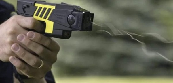 Piden citar a indagatoria a la funcionaria a cargo del control de armas por trabar el ingreso de las pistolas Taser que compró Ciudad