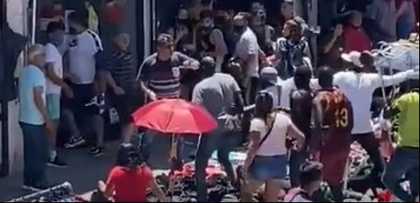 Video: comerciantes y manteros, a las trompadas en Flores