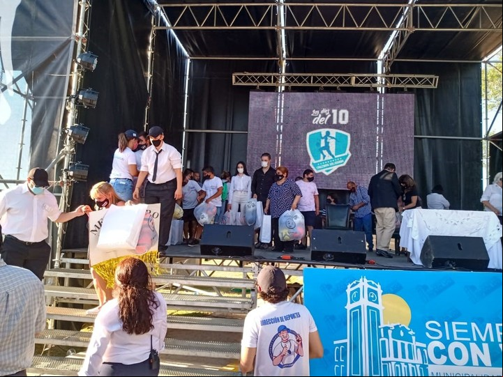 Ana Maradona y los bolsones solidarios que entregaron en Esquina (Corrientes).