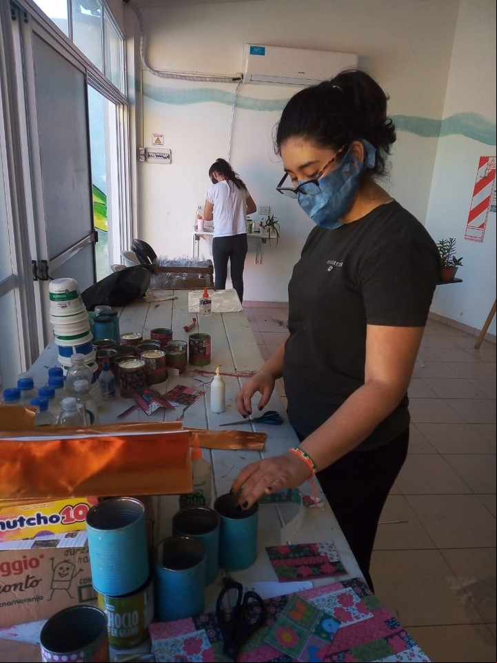 Voluntarios reunidos para preparar los paquetes de regalo y las canastas con alimentos navideños.