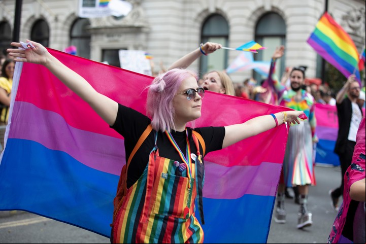 la idea de que la bisexualidad encubre la imposibilidad de definir la homosexualidad, o bien que los bisexuales son una especie de hibrido que no termina de asegurar su orientación, sigue tan vigente como antes. Foto ilustración Shutterstock.
