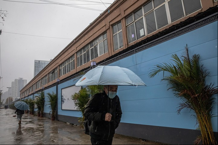 El mercado de Huanan, donde se cree que comenzó a propagarse la covid, sigue sellado. Foto: EFE