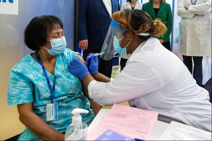 Una enfermera recibe una dosis de la vacuna contra el coronavirus en un hospital de Toronto, Canadá, este lunes. Foto: REUTERS