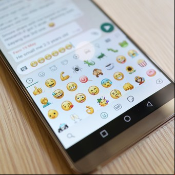 Cómo crear un contestador automático propio para WhatsApp y Facebook