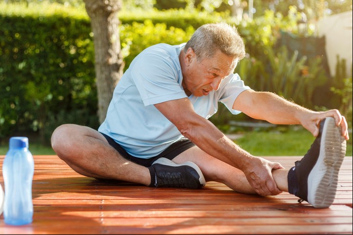 Estiramientos son fundamentales para evitar lesiones. Foto Shutterstock.