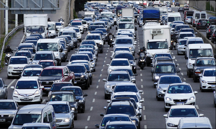 Los embotellamientos conspiran contra el ahorro de nafta. A veces, usar el GPS ayuda a evitarlos. Foto Marcelo Carroll