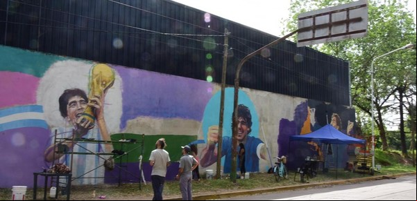 Video: el impresionante mural de Maradona que muestra 9 caras imprescindibles del Diez