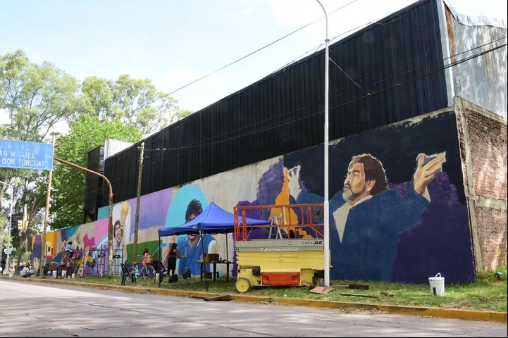 La obra de arte se encuentra cerca del límite con Tigre.