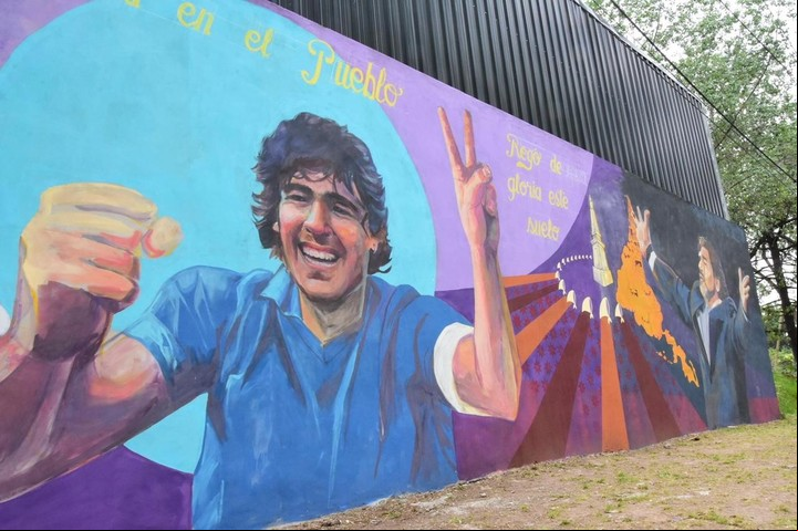 A dos meses de su muerte, en Malvinas se puede apreciar un sentido homenaje a Maradona.