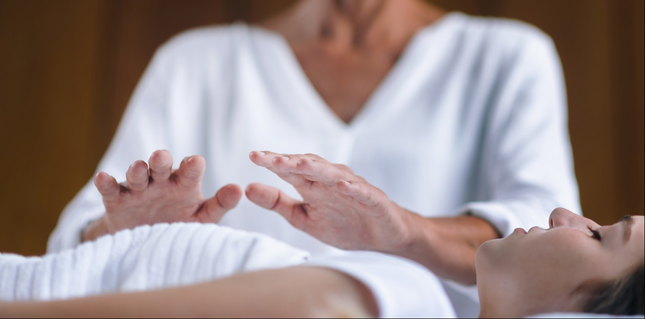 En el reiki se cree que el practicante canaliza energía hacia el receptor que busca la cura.